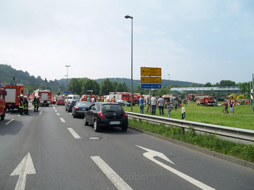 Schwerer Unfall mit Reisebus Lohmar Donrather Dreieck P002.JPG